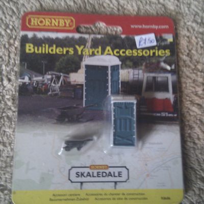 Hornby Builders Yard Accessories - Portaloo - Wheelbarrow